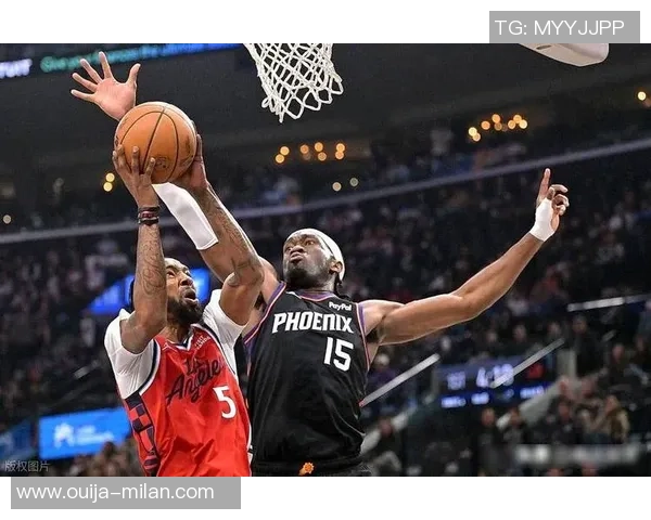 才打第二场又伤了！格林一瘸一拐被搀扶离场：美媒猜测又要歇10场